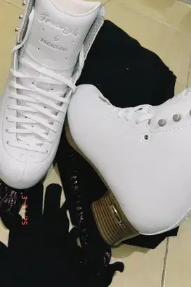 Sepatu ice skating figure