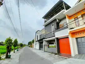 RUMAH CANTIK 3 LANTAI,DI RINGROAD UTARA,DEPOK SLEMAN