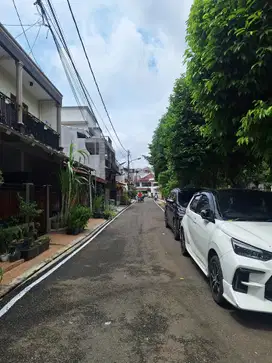 Rumah 6 Kamar Tidur di Kayu Putih Depan Taman Akses Jalan 2 mobil