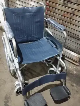 Kursi roda bekas siap pakai