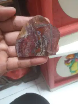 Batu motif gambar anak berdiri