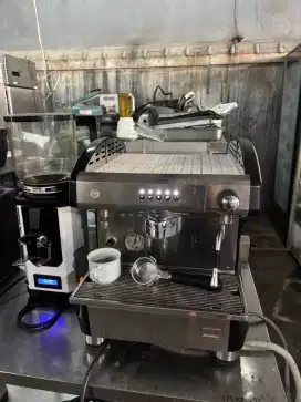 1 paket mesin kopi sama grinder 
Mesin kopi brand Reneka
Grinder brand
