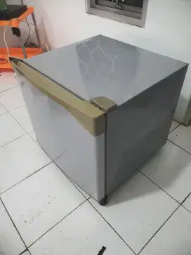 Kulkas mini toshiba GLACIO