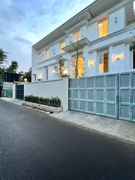 FOR SALE LUXURIOUS BRAND NEW CLASSIC HOUSE KEMANG DALAM JAKARTA