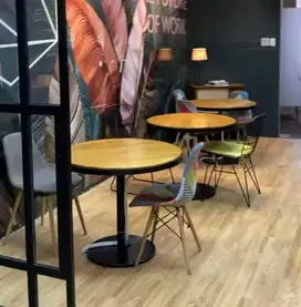 Meja bulat cafe