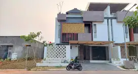 Dijual Cepat Rumah 3 Lantai Plus Rooftop Posisi Hook Bonus Fasum Besar