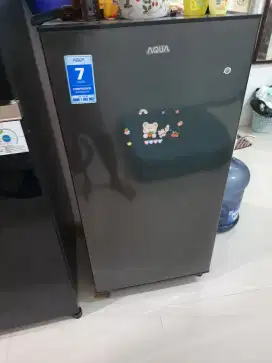 Kulkas Aqua 1 pintu Free meja kayu