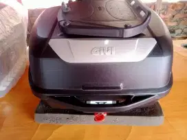 Dijual box Givi E43NTL dan bracket Kucay HDR kondisi sesuai difoto.