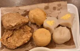Pelayan toko jualan makanan pempek, indomie, es teh es