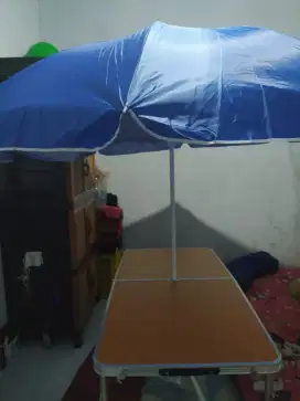 Di jual meja dan payung untuk jualan