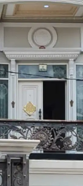Dijual Rumah Mewah Strategis Di Taman Palem Lestari Jakarta Barat
