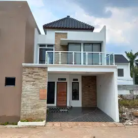 RUMAH 2 LANTAI MODERN 800 JTAAN LOKASI STRATEGIS DEKAT PEMDA CIBINONG