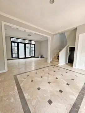 Rumah Mewah 2 Lantai - di Sektor 5