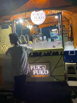 Pelayan untuk stand minuman
