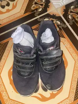 Sepatu anak usia 8 tahun