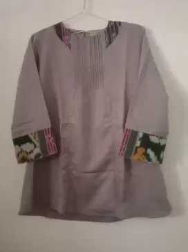 Baju atasan, jarang di pakai, warna abu dan msh layak pakai