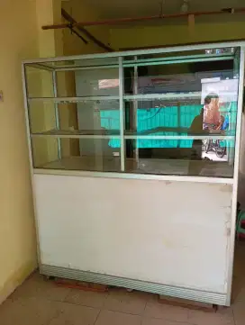 Etalase jualan makanan
