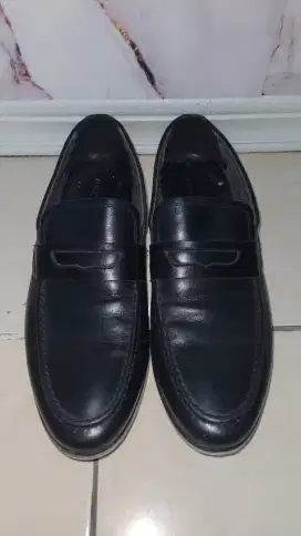 PRELOVED SEPATU PANTOFEL MARC & STUART
SIZE 44 SECOND BERKUALITAS