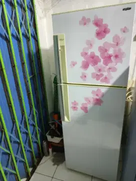Kulkas 2pintu merek Aqua