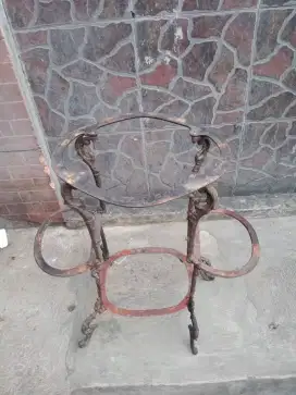 Meja besi tatakan batu marmer