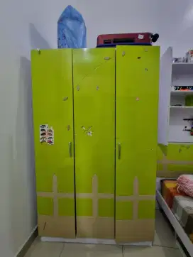 Dijual Lemari Pakaian 3 Pintu – Kondisi Baik