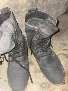 Sepatu warna hitam
