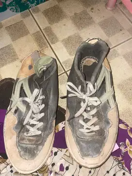 Sepatu warna hitam