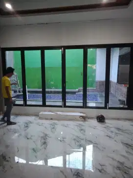 Pintu lipat kaca sekat kaca