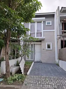 Disewakan Rumah Citraland Greenlake - Wiyung