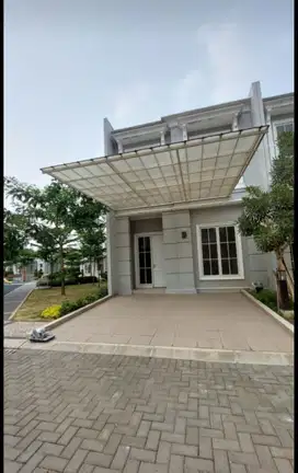 Rumah Dekat Taman Indah Dan Sejuk Dedaunan