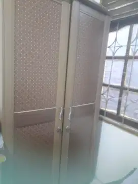 Lemari pakaian kayu