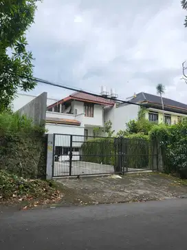 Rumah Luas Lokasi Strategis di Tubagus Ismail cocok untuk kosan