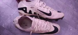 Sepatu bola Nike