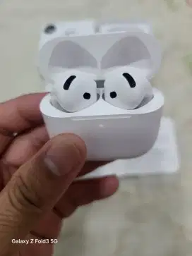 Apple airpods 4 active noise cancellation