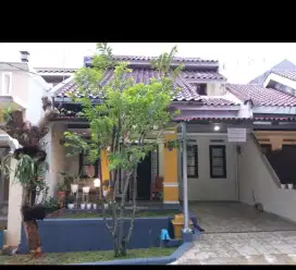 Rumah 1.1/2 lantai. Hadap jalur hijau. Strategis Bebas banjir, tenang.