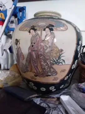 Guci retak seribu cantik buat pajangan ruang tamu. Tinggi guci 32 cm.