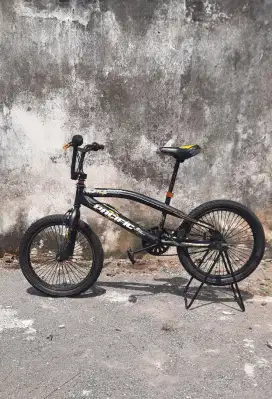 Sepeda BMX Pacific Black Magic versi
