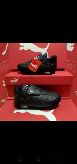 Sepatu sekolah anak