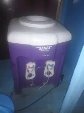 Dispenser dan 2 galon aqua