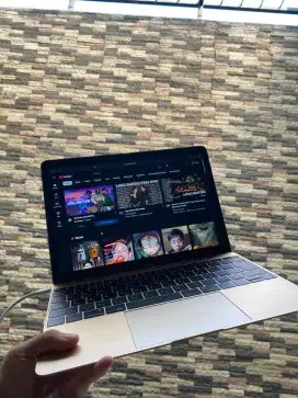 Dijual Macbook Apple 12 inch warna Rosegold Mulus Istimewa Bonus Hp