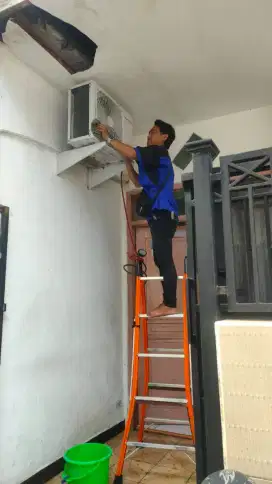 Panggilan jasa AC netes air ke rumah