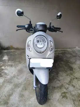 Dijual motor Scoopy 2023 mulus warna putih coklat