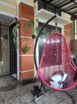 Ayunan kursi gantung bekas