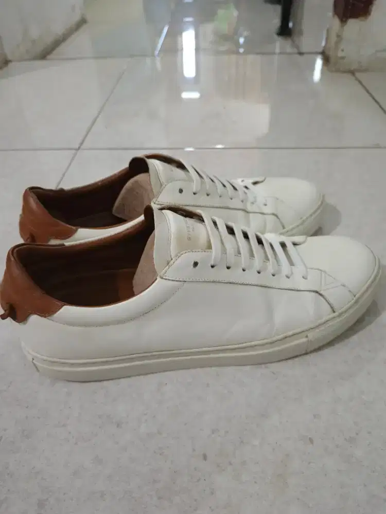 Givenchy paris sneakers size 45 mulus tapak tebal  950rb nett