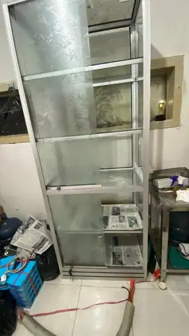 Lemari kaca alumunium masih bagus