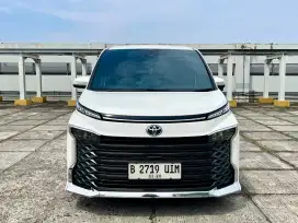 Toyota Voxy 2023