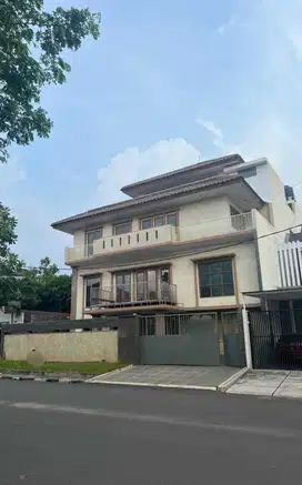Dijual Rumah Mewah Hoek furnis Nyaman tengah kota di Villa Meruya