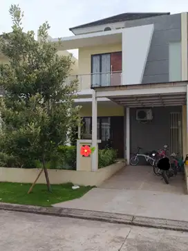 Di Jual rumah 2 lt Semi renov siap huni startegis di cluster arana