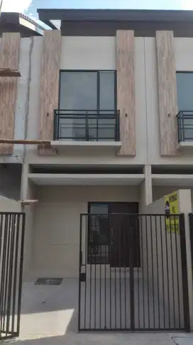 DI JUAL MURAH RUMAH 2 LANTAI SIAP HUNI DI  CENGKARENG