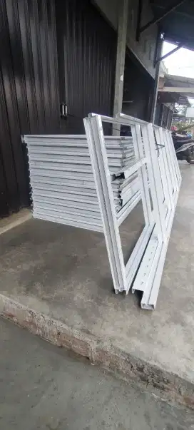 Sekat ruangan kusen aluminium